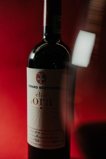 Un vino que invita a descubrir el carácter de un gran terruño francés. 🍷🇫🇷✨

Clos d'Ora, de Gérard Bertrand, es una etiqueta para explorar con calma y apreciar cada detalle.👇🔝

Encuentra los mejores vinos en nuestro sitio web www.vinosytapas.mx 🤩 y ¡Ven a disfrutarlos a @manarolawine 
📲¿Quieres realizar un pedido? Comunícate —> 55 227 28 637⁣
📦 Contamos con entregas de 24 a 48 hrs en CDMX

#vernazzavinos #vinotinto #vinoespumoso #vinosInternacionales #cdmx  #vinoblanco #vinoespumosoblanco